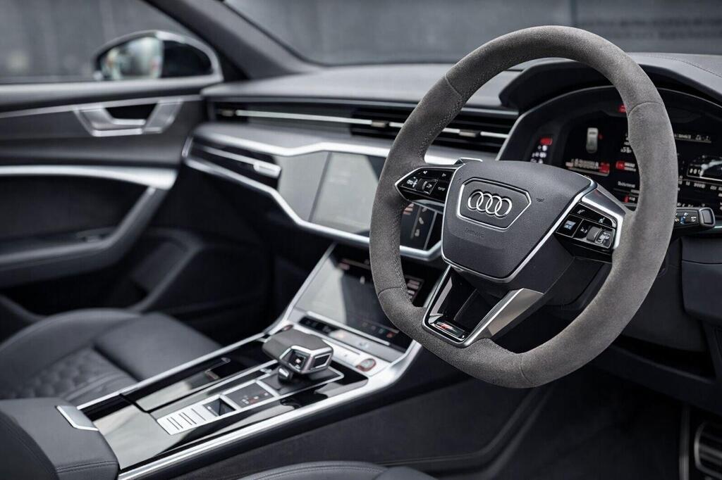 
								2021 Audi RS6 Avant Carbon Black Edition full									