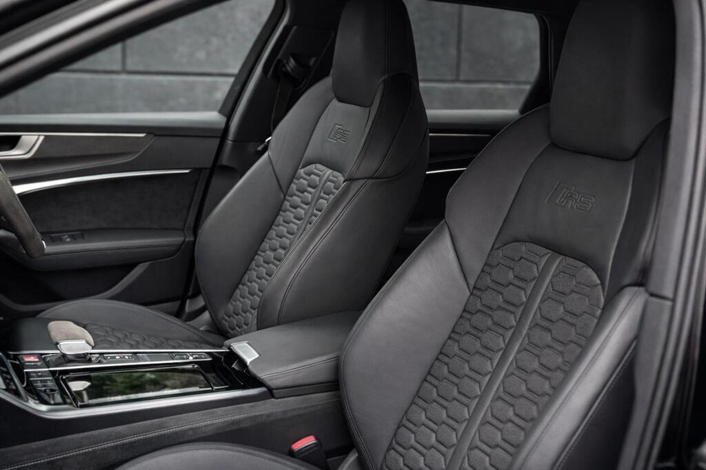 
								2021 Audi RS6 Avant Carbon Black Edition full									