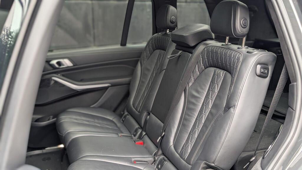 
								2021 BMW X7 40d xDrive M Sport full									